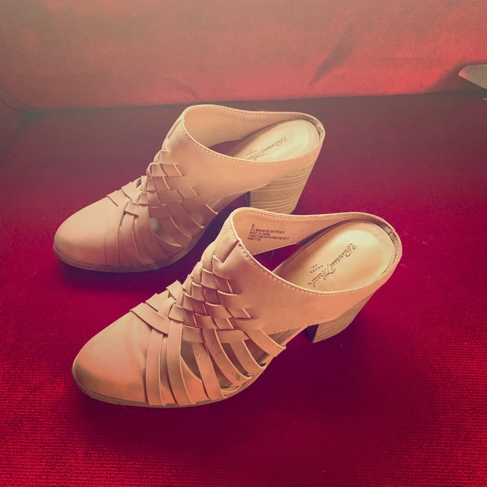 Universal Thread slip on heeled shoes